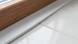 listwa wykończeniowa do paneli przy oknie